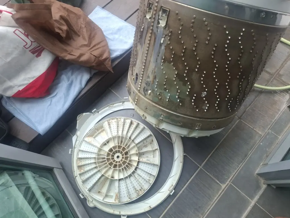 Washing machine component cleaning